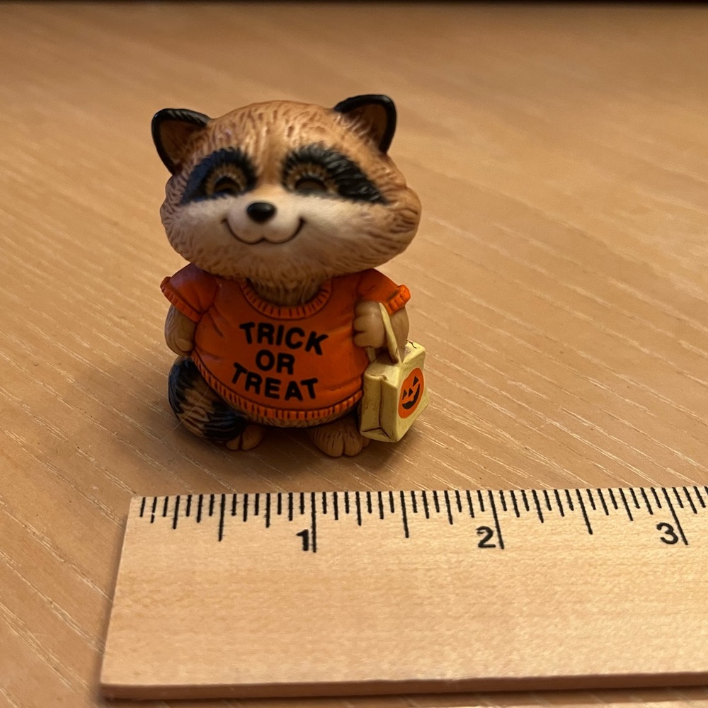 Hallmark vintage Merry Miniatures Halloween “Shirt Tales” figurine from 1983. - Picture 7 of 7